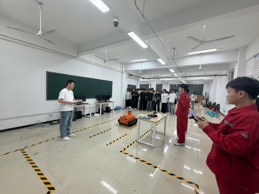 【科技周】科技赋能矿山 智能守护安全—矿井救援机器人科普展演